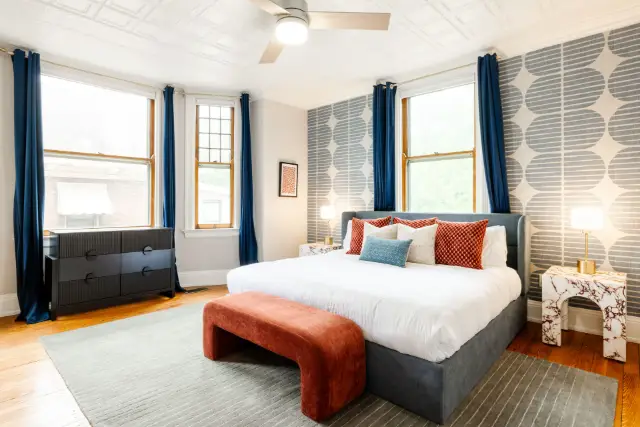 Bedroom 2- king bed