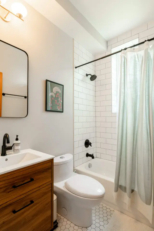 Full bath on 2nd floor, tub and shower combo