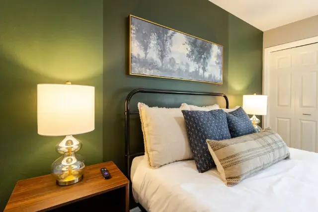 Bedroom 2: Queen bed