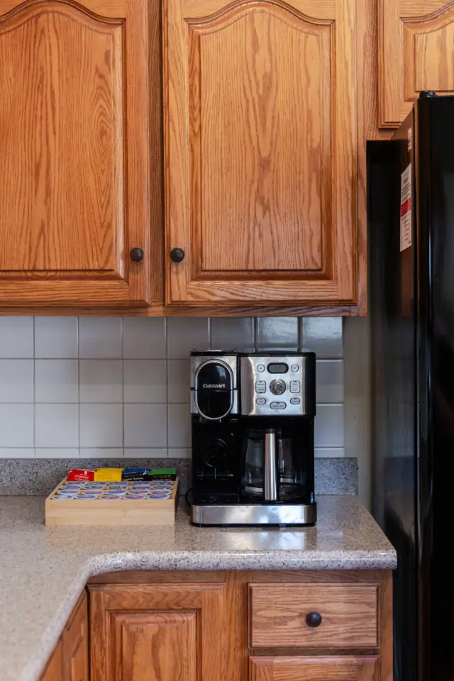 Variety of black tea, coffee pods, and hot chocolate are provided.